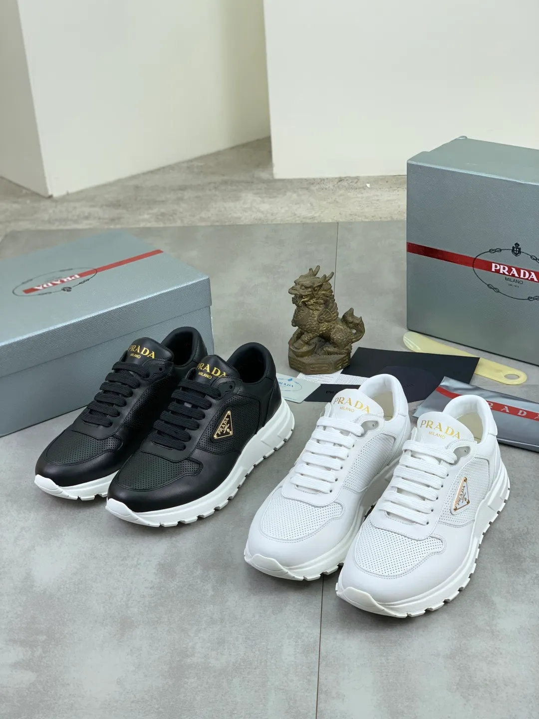 Men's shoes 💰P520 new (higher version) new PRADA (Prada) classic models are on the market at the same time, new men's shoes, 😘fabrics are selected from original imported calfskin. First layer of imported cowhide lining. The original version is awesome! 👍🏿Original open-molded non-slip PU outsole, with exquisite lines, simple and elegant, super comfortable and classy on foot, suitable for leisure travel. Code number: 38-45 (46 customized) 2️⃣ colors available